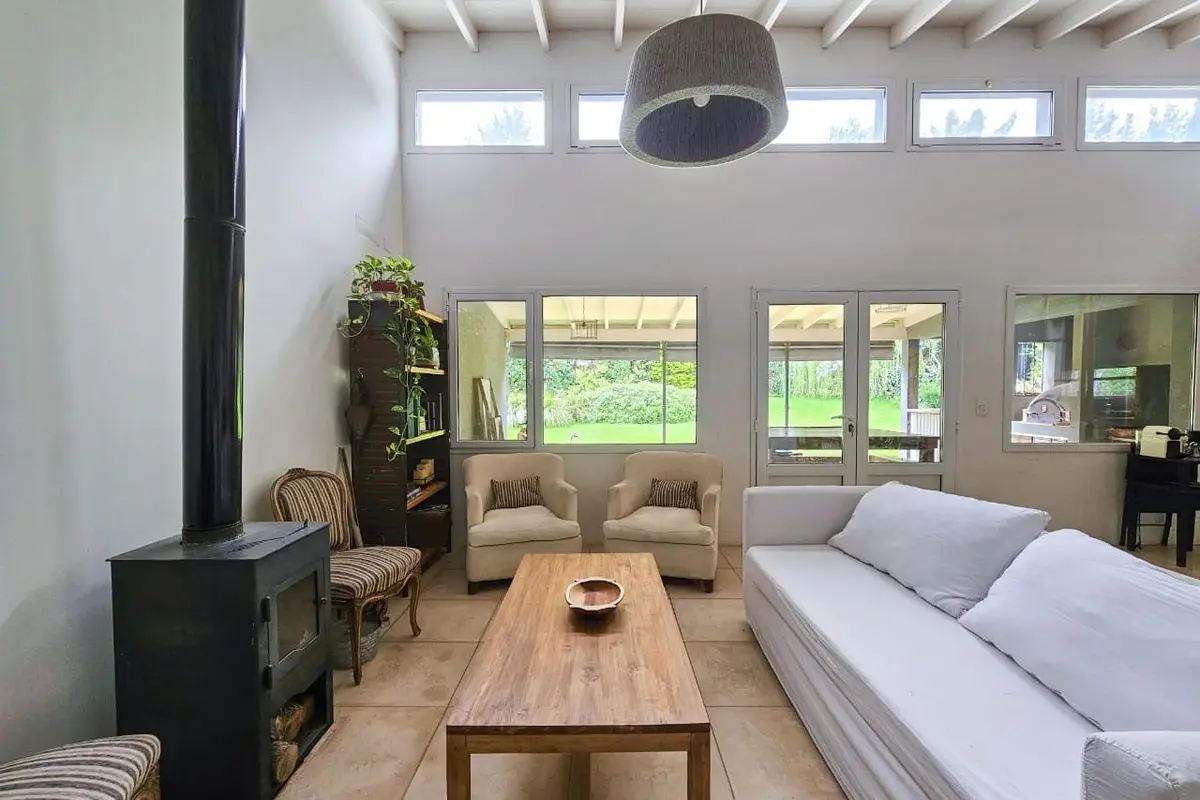 Sala de estar e jantar moderna com lareira e muita luz natural — projeto San Matías, por GeN Arquitectura, em Ingeniero Maschwitz